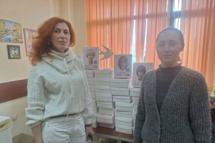 Жест, който докосва съдби: 180 перуки бяха дарени за пациенти на КОЦ-Бургас